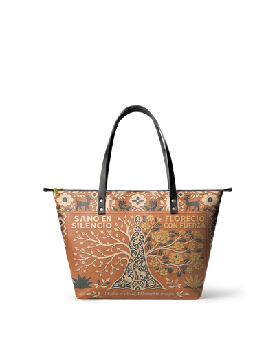 "Sanó en silencio, floreció con fuerza" ver.4 Leather Tote Bag