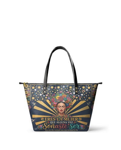 "Eres la mujer que alguna vez soñaste ser" ver.3 Leather Tote Bag
