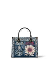 "Sanó en silencio, floreció con fuerza" ver.1 Leather Handbag