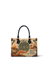 "Nacida de la tierra, hecha para el mundo" ver.1 Small Leather Handbag