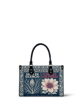"Sanó en silencio, floreció con fuerza" ver.1 Small Leather Handbag