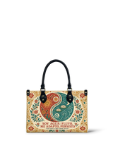 "Soy agua fluyo, me adapto, persisto" ver.5 Small Leather Handbag